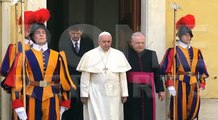 Elizabeth II arrives in the Vatican for her meeting with Pope Francis