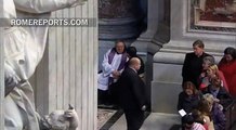 Pope Confesses in St. Peter\'s Basilica, before confessing others...