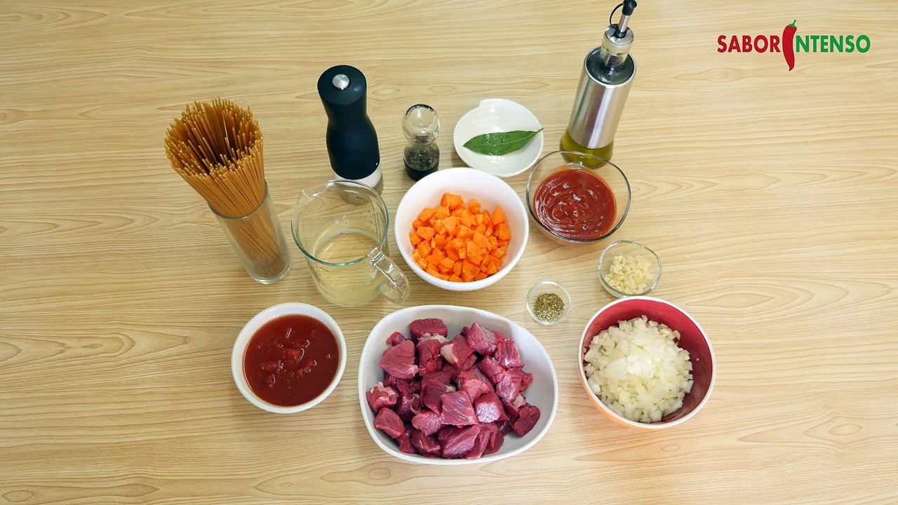 Carne de Vaca Guisada com Esparguete
