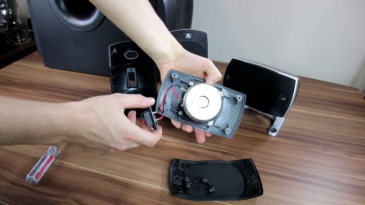 Look inside Logitech Z-5500 5.1 Speakers + trying to remove sub grill -  video Dailymotion