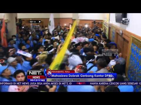 Aksi Mahasiswa Dobrak Gerbang Kantor DPRD Riau - NET 24