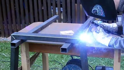 Voll den KRASSEN Designer-Tisch selber bauen | Holz und Metall | Erklärvideo