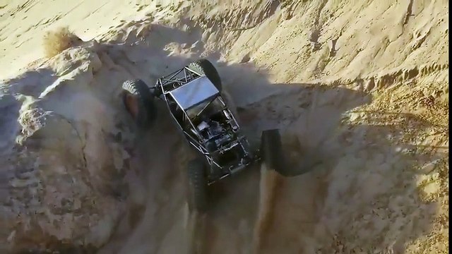 Il détruit son buggy 4x4 en forçant dans une montée !