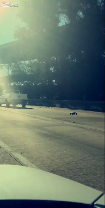 Cette voiture télécommandée roule sur l'autoroute à la même vitesse que les voitures !