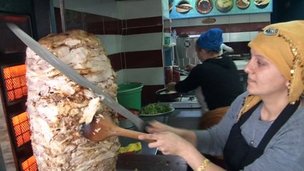 'Yeter usta' döner kesip, pide ve lahmacun yapıyor