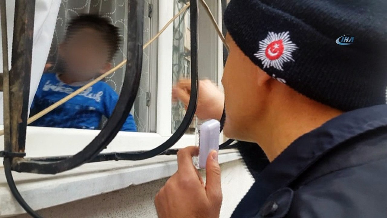 2 yaşındaki çocuk evde mahsur kaldı, polis ve çilingir seferber oldu