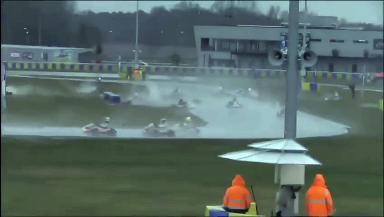 Gros carambolage pendant une course de karting sur une piste du Mans