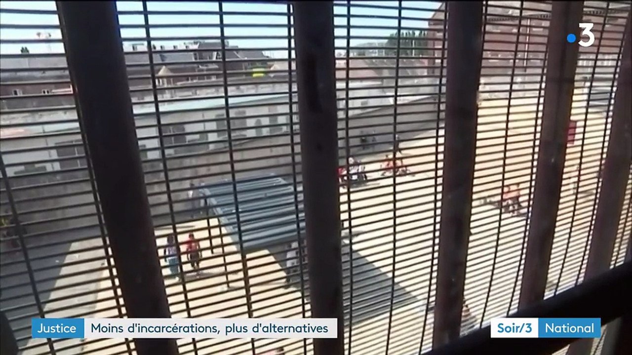 Emmanuel Macron veut développer les alternatives à la prison