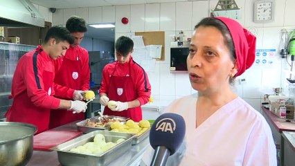 Genç futbolcular kadın çalışanlarla sahaya çıktı - İZMİR