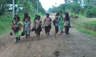 Ke Sekolah, Siswa SD Lewati Jalan Rusak dan Berlumpur