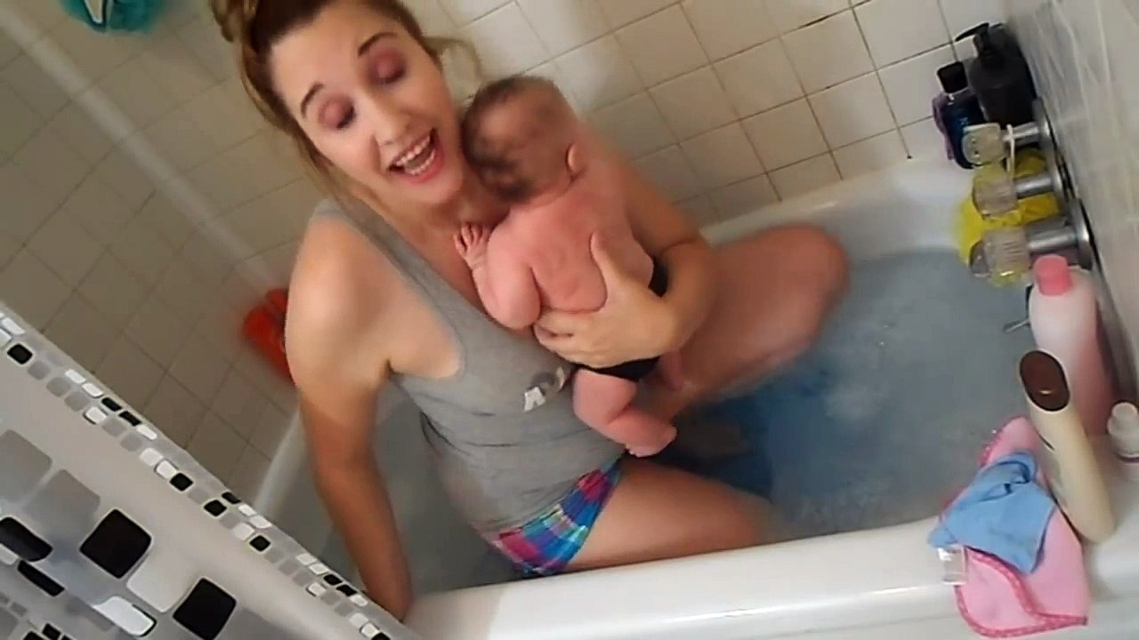 Bathing with Baby Amelia (6 weeks)