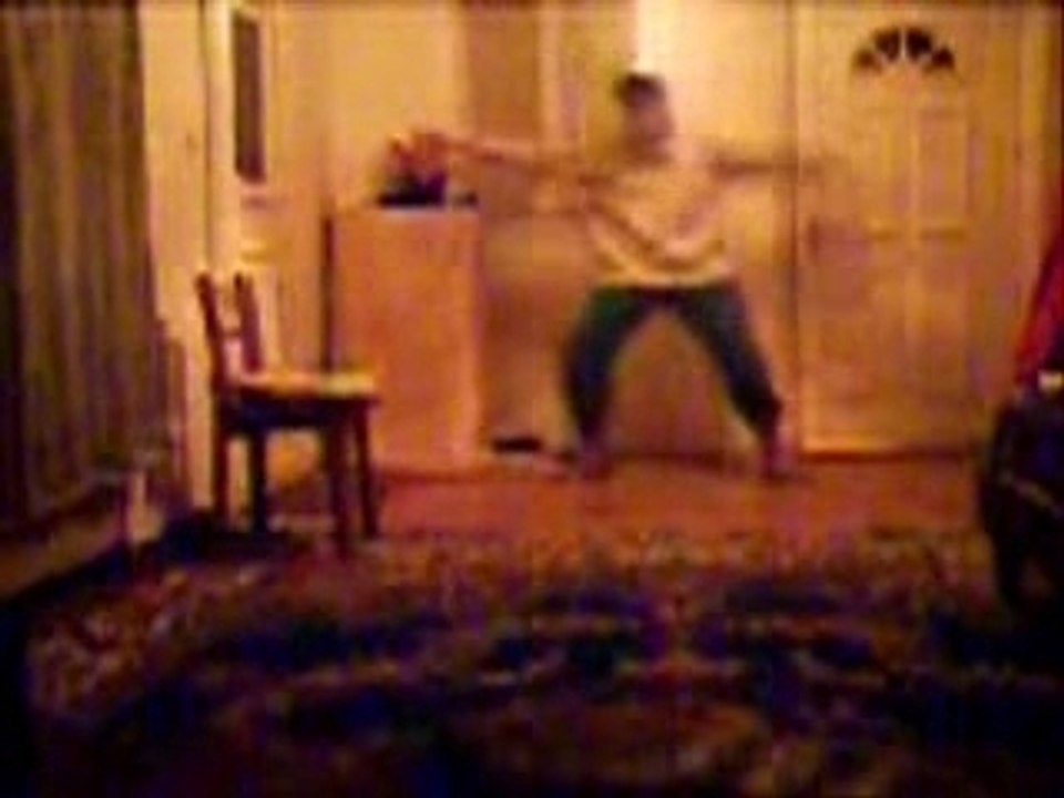 tecktonik entrainement de mon petit frere