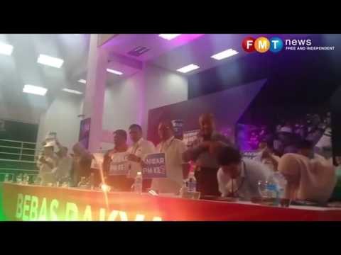 Emotional PKR Congress backs Anwar for PM