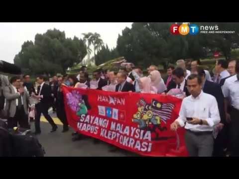 Ahli Parlimen berjalan kaki 2km ke Bank Negara gesa siasat 1MDB