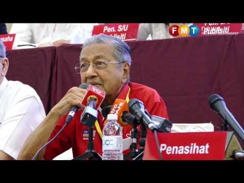 Dr M makes surprise appearance at DAP National Conference