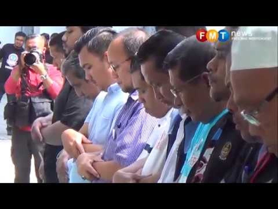 Penyokong Anwar solat hajat di luar Mahkamah Persekutuan