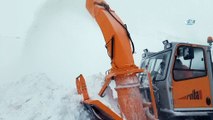 3 rakımda karla mücadele ekiplerinin zorlu mücadelesi