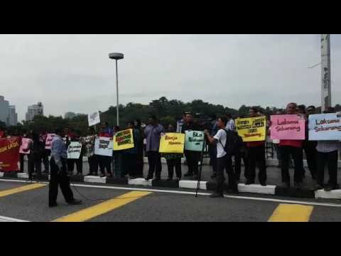 100 protest outside Parliament for retrenched workers' fund