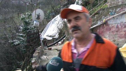 Zonguldak'ta korkutan heyelan... Evleri yıkılma tehlikesi yaşayan aileler yardım bekliyor