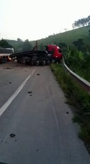 Acidente com carreta na BR 101