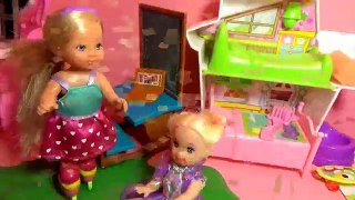 Мультик про кукол. Катя и Макс делают каток дома. Серия 2/Cartoon about dolls. Katya and Max