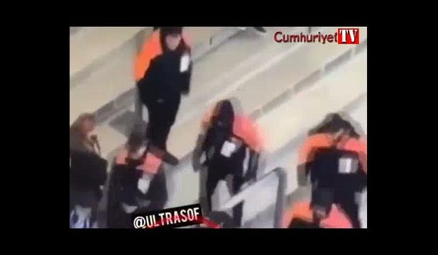 Tribünde mastürbasyon yapan taraftara polis müdahalesi kamerada