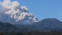 Les images impressionnantes du volcan Shinmoedake au Japon en éruption