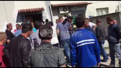 Ora News - Banorët e Kallmit të Vogël debate me deputetin Koçi për rrugën