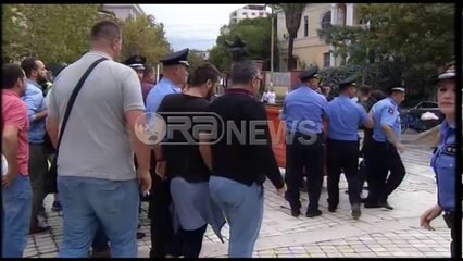 Ora News - Protestuesit kontenier mbetjesh para Parlamentit, ndërhyn policia