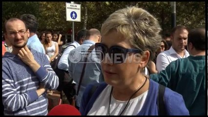 Ora News - Tre orë protestë kundër mbetjeve, me kontenier para Kuvendit