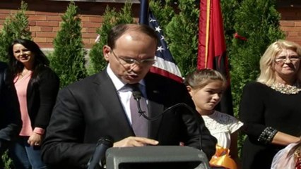 Ora News - Nishani përuron në Bruklin shtatoren e Nënë Terezës