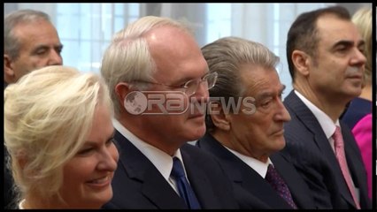 Ora News - Dekorohet Ambasadori i parë i SHBA: Të jesh shqiptar, krenari!