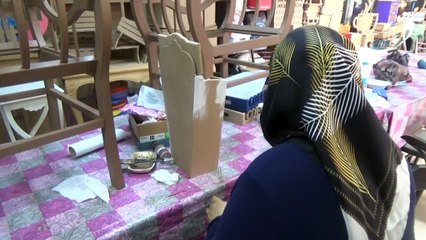 Ahşap boyama yapan kadınlar aile bütçelerine destek oluyor