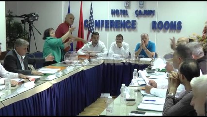 Ora News - Gjirokastër, këshilltarët bashkiakë godasin me shishe uji njëri-tjetrin