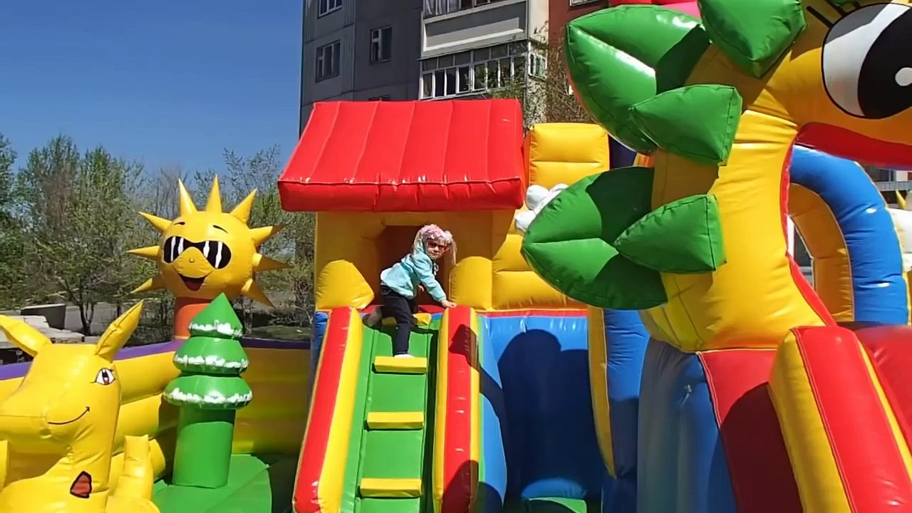 ألعاب أطفال نفخ . اطفال مضحكين. Miss Katy - فيديو على الأطفال