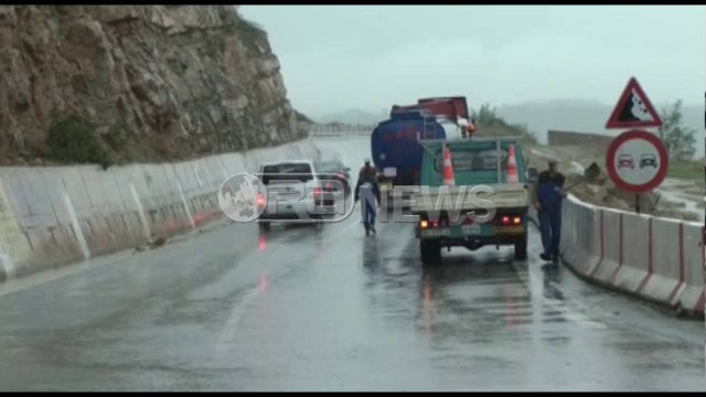 Ora News – Reshjet e shiut, rrëshqitje gurësh, intertesh dhe prani mjegulle në Rrugën e Kombit