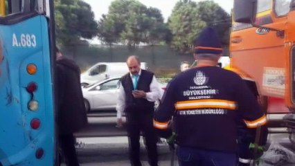 Küçükçekmece’de tır, özel halk otobüsüne çarptı: 15 yaralı