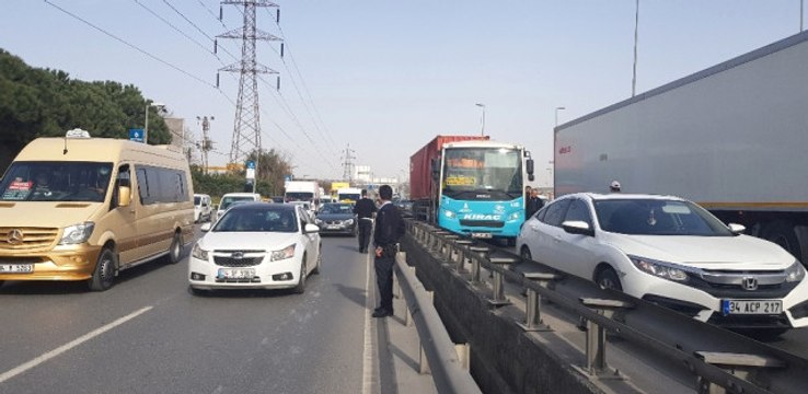 Küçükçekmece'de Tır, Özel Halk Otobüsüne Çarptı: 15 Yaralı