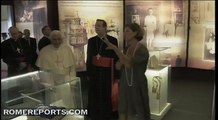 Benedict XVI makes surprise visit to exhibit of John Paul II