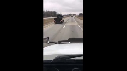 Se faire doubler par une locomotive à vapeur sur une autoroute