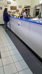 Une factrice jete les colis devant les  clients (USA)