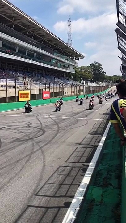 Un pilote chute et se fait percuter au départ d'une course de motos