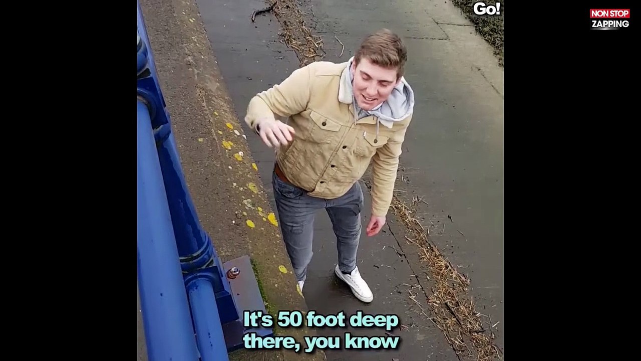 Il fait tomber sa carte bancaire au bord d’une rivière et tente tout pour la récupérer (Vidéo)