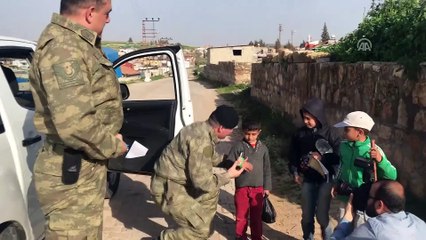 Zeytin Dalı Harekatı - Mehmetçik'ten çocuklara çikolata - HATAY