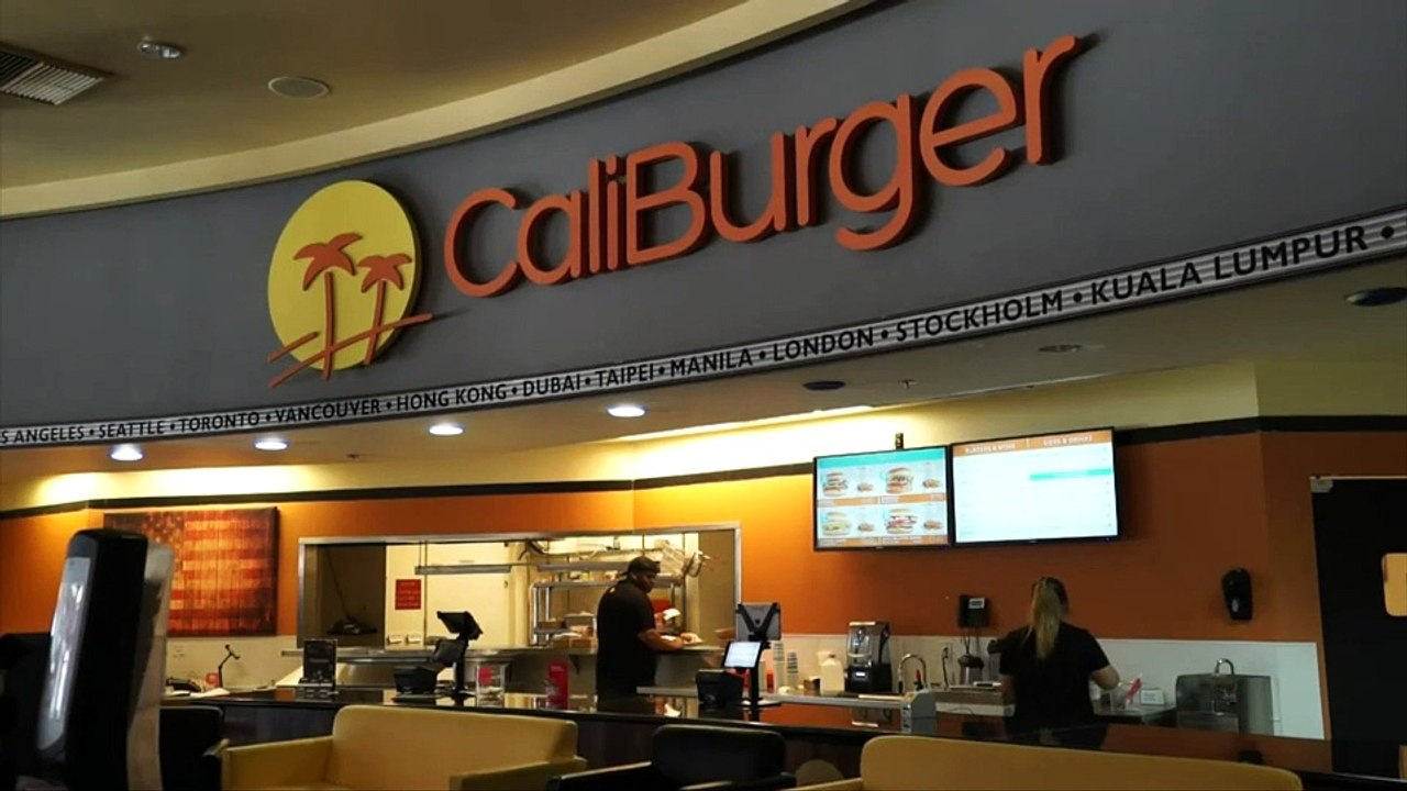 WATCH - Flippy the burger robot gets to work
