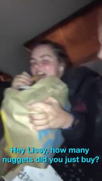 Elle achète 100 nuggets à McDo et les mange... Fou