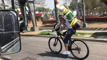 Se distrajo unos segundos y terminó destrozando la estatua que transportaba