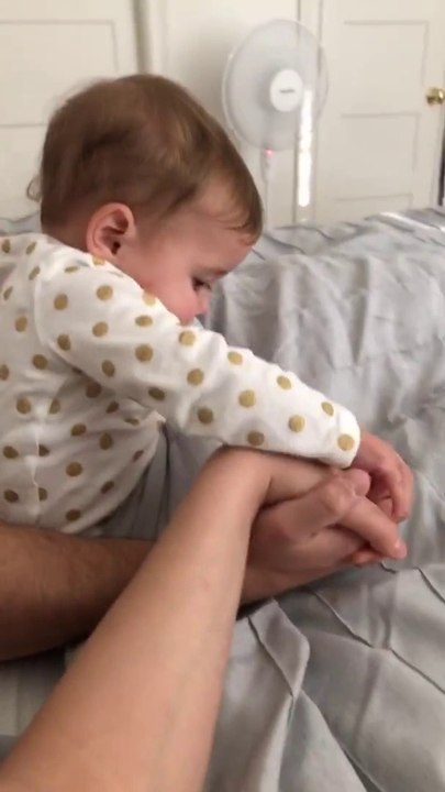 Hilarant : ce bébé est jaloux et ne veut pas partager la main de son papa