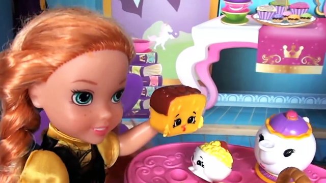 Anna and Elsa Toddlers at School Part 1 - Show and Tell - Friends Barbie Toys and Dolls