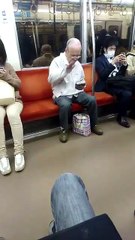 電車で超パリピじいちゃん現るwww